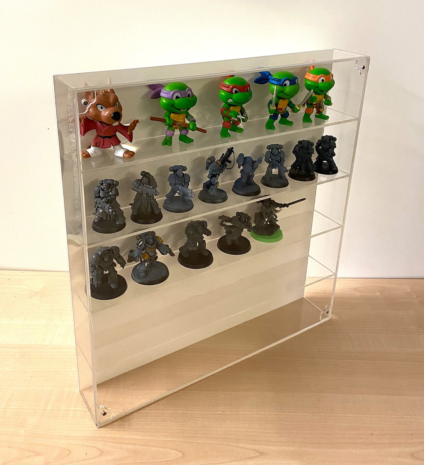 Dust proof display case for action figures and miniatures
