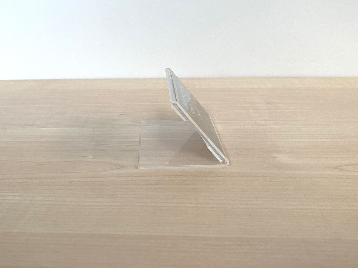 Side profile of a freestanding bent clear acrylic card display stand